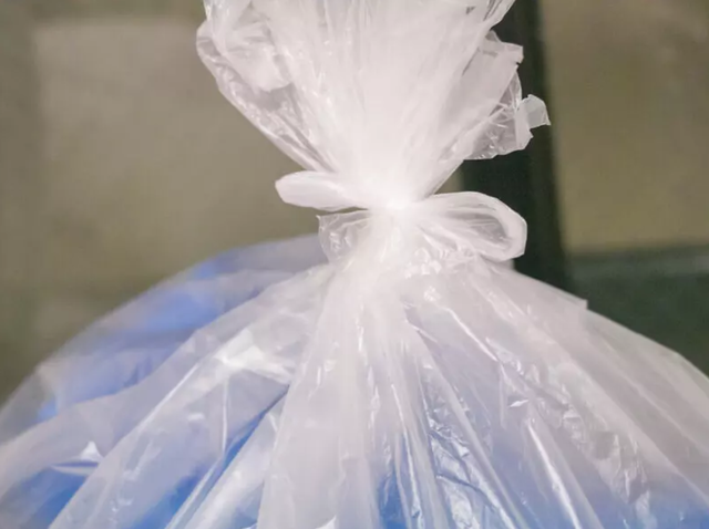 但有时将垃圾袋绑起来后,打结的地方会出现空隙,若是垃圾有异味,味道