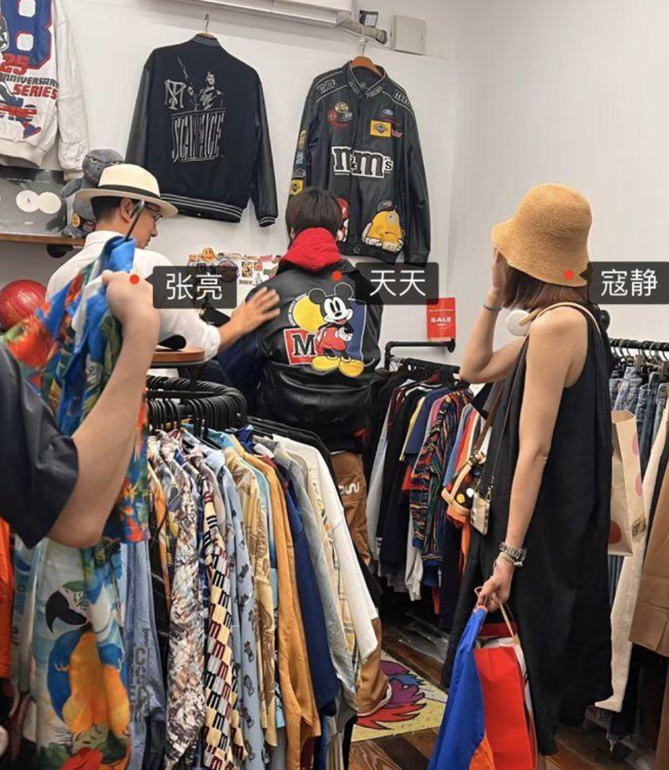 张亮和前妻寇静带儿子天天买衣服:15岁的天天身高已超越爸爸