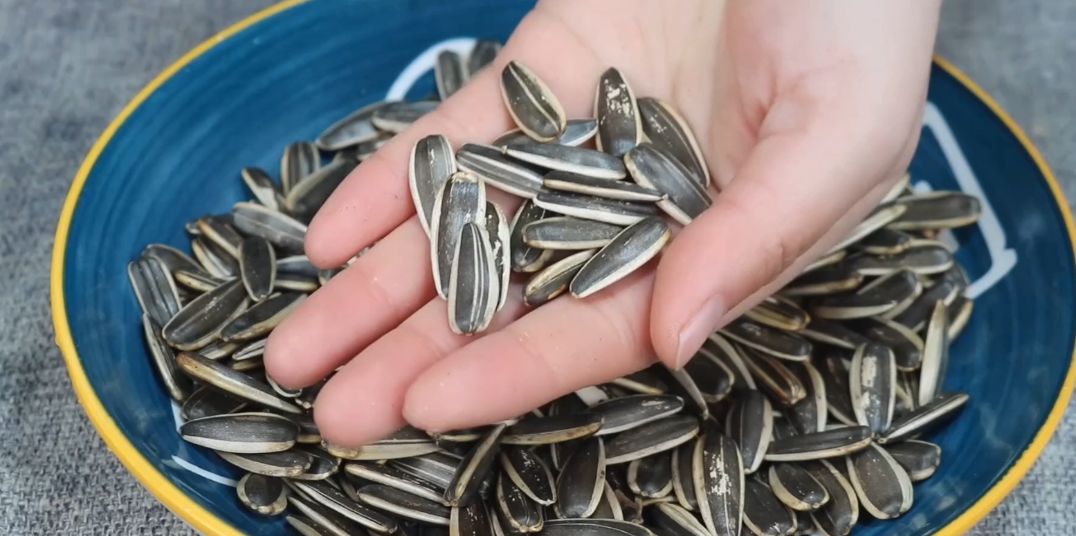 剥瓜子原来这么简单,加一把钥匙,小孩子也能自己剥,太棒了