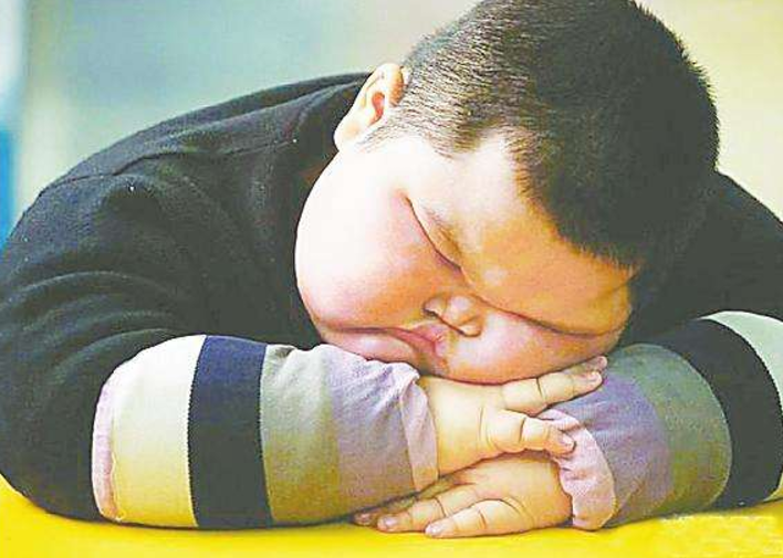 还敢给孩子喝碳酸饮料吗?12岁男孩发育停滞,体重胖成球