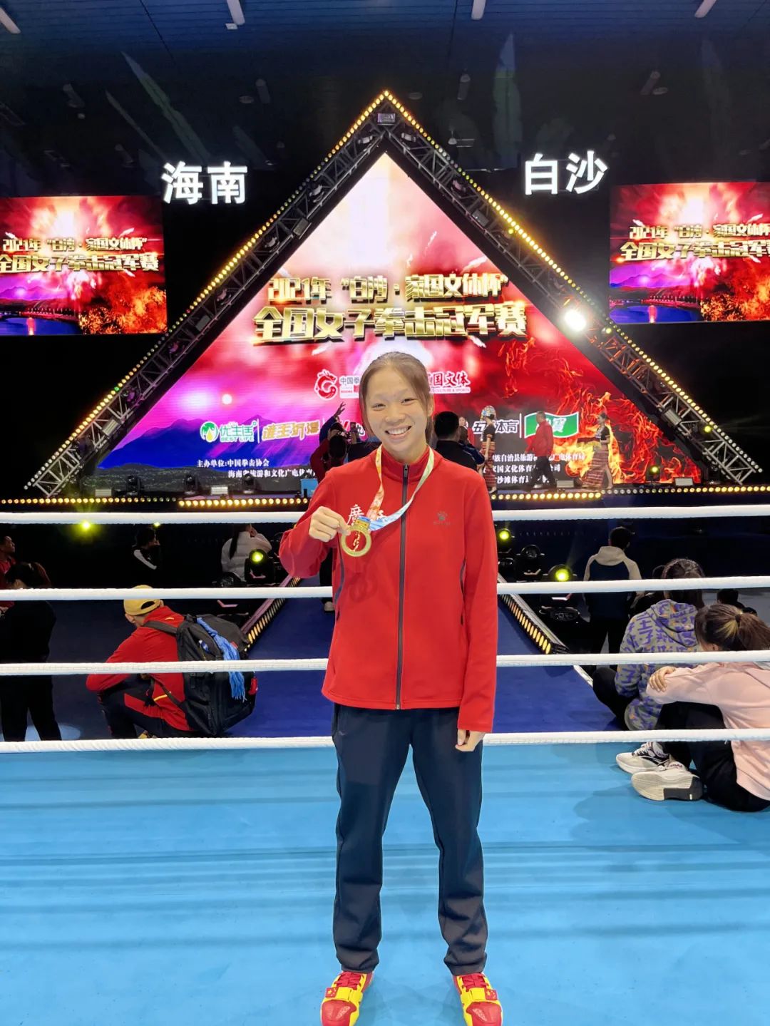 力来宾姑娘覃玉莹勇夺全国拳击冠军
