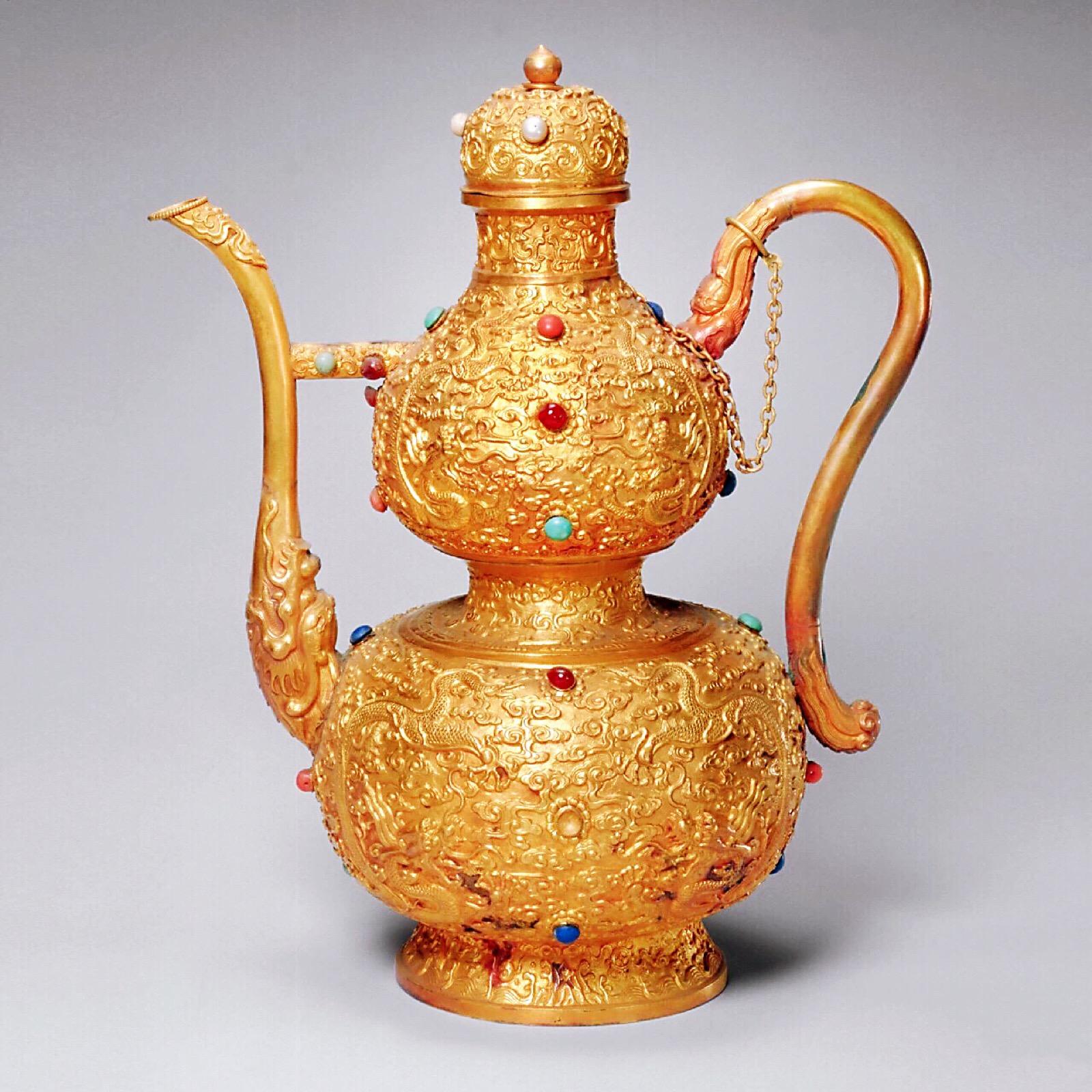 菜园里挖出古墓,18件宫廷珍宝价值连城,墓主人到底是谁?