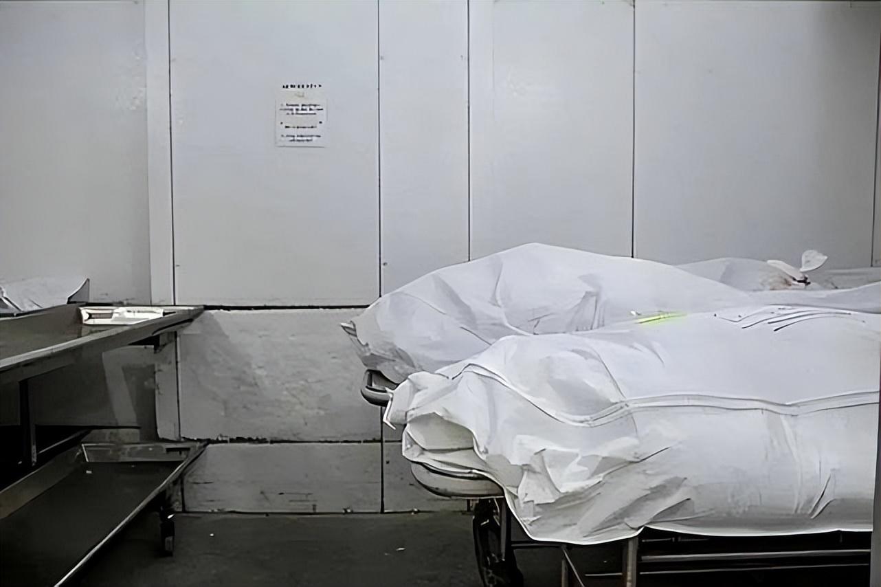 56年上海传染病院来一老农浑身滚烫口鼻冒血医生检查表情惊讶