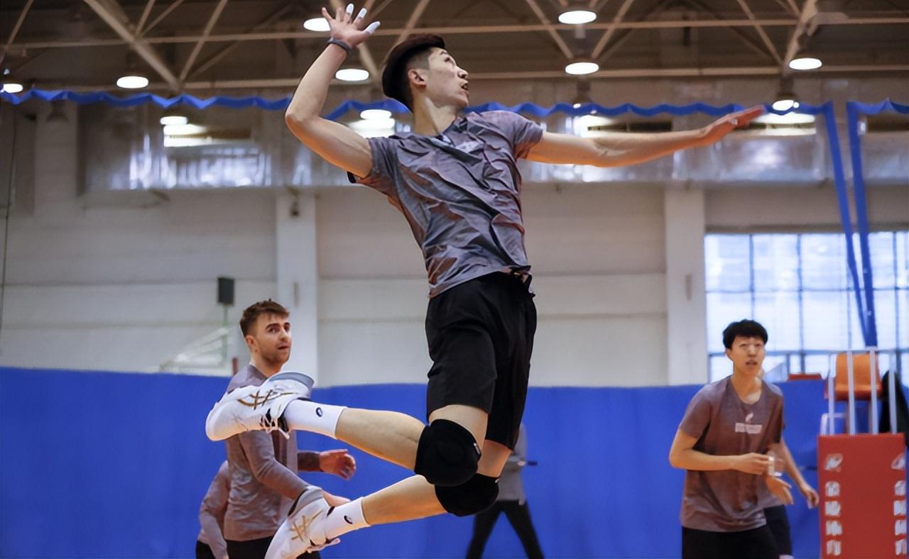 2017年中国男排名将早逝留下娇妻和两幼女惠若琪送去15万捐款