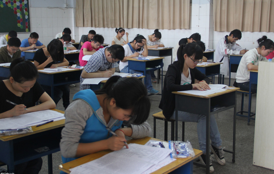 回顾04年女孩参加高考落榜16年后发现被顶替对方已捧上铁饭碗