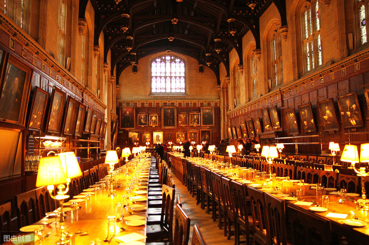 每个哈利波特迷们,一定都会对霍格沃茨大礼堂充满了向往,毕竟,在电影