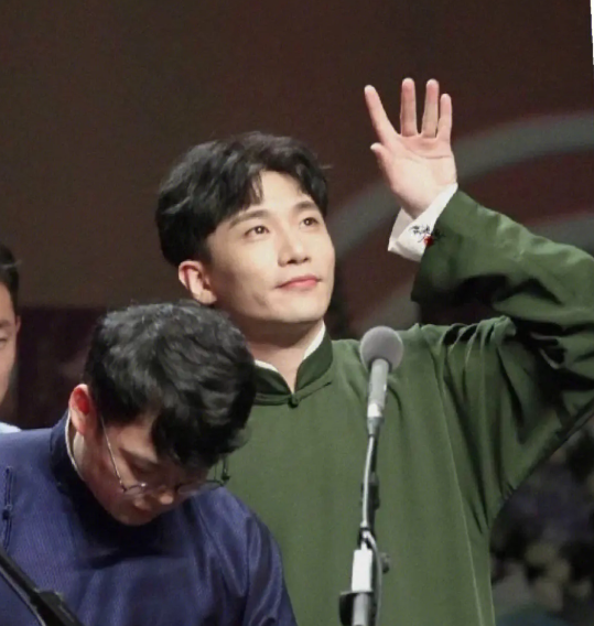 何九华曝出轨后首露面,竖拇指无影响,露4字纹身,前同事已被拘