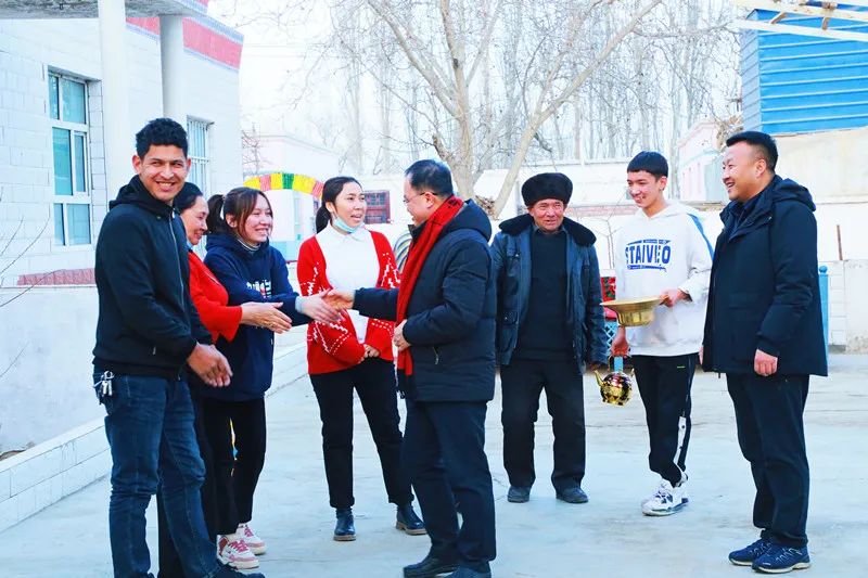 乌什县委书记颜画深入阿合雅镇走访看望结对亲戚