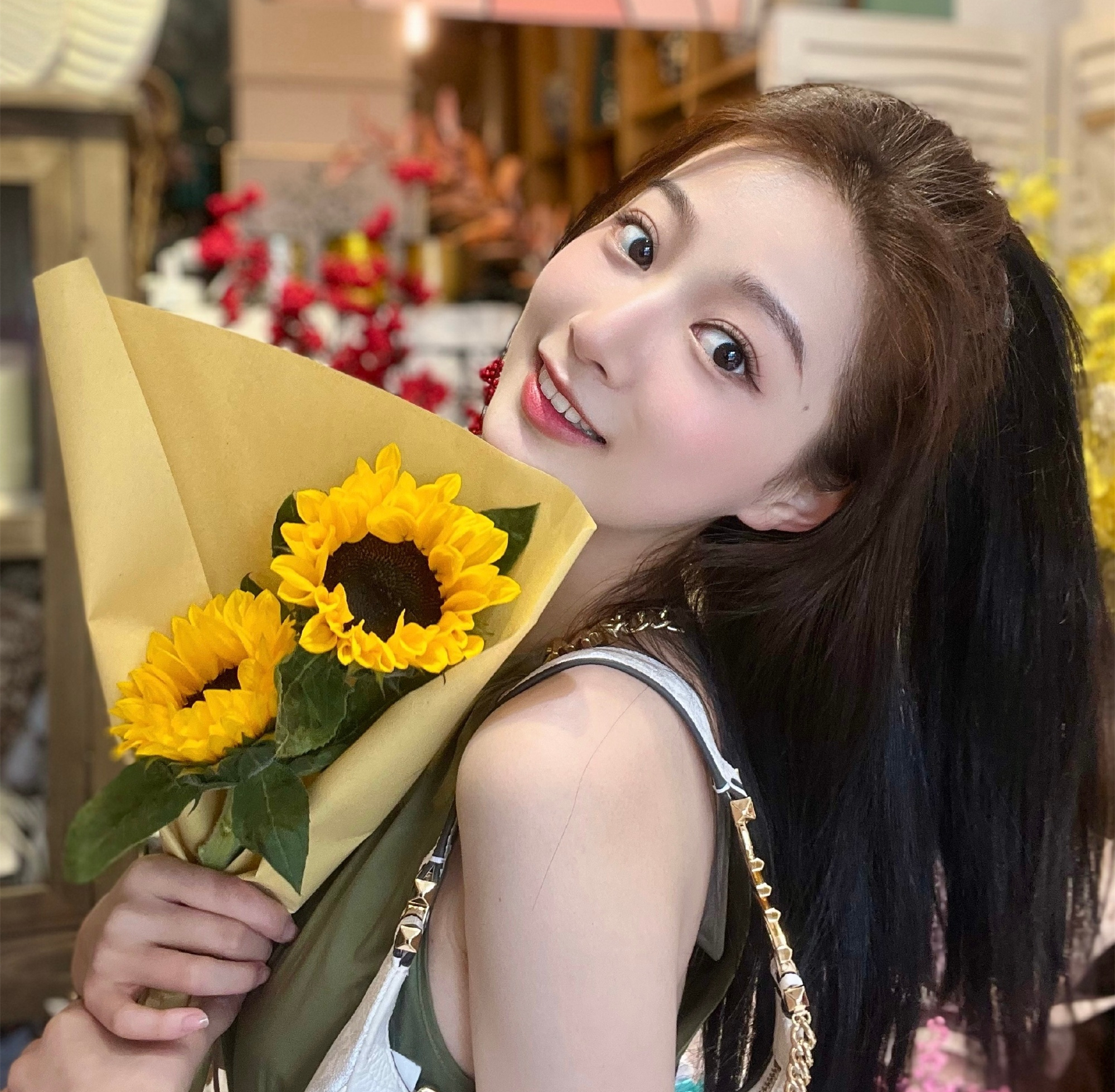 冯琳晒出"素颜照",庆祝自己通过论文答辩,和化妆后有很大不同