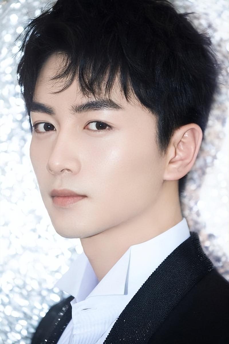 离婚后的赵丽颖,独居上海一个人散步吃烤串,和陈晓内核一致