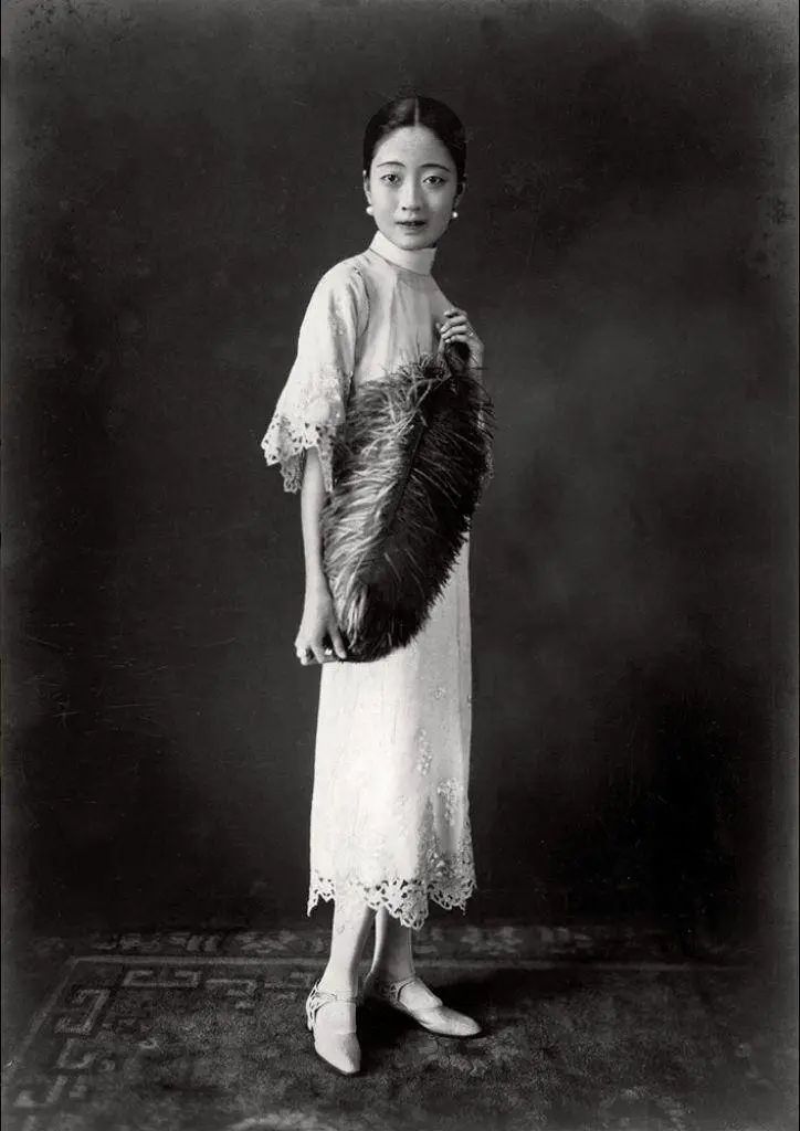 老照片:末代皇后婉容一生,从秀美清新脱俗的少女到吸毒成瘾疯妇