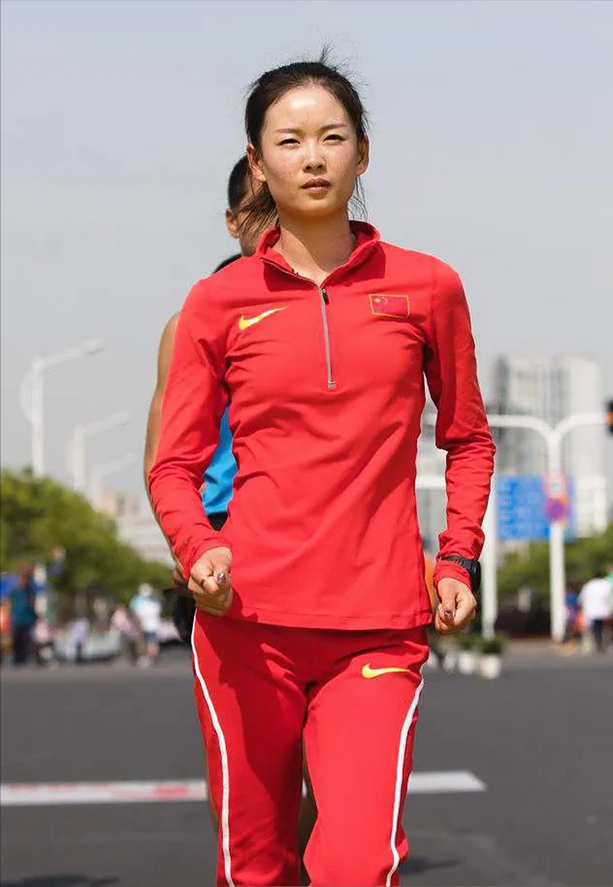 杭州亚运会,女子20公里竞走比赛的关键时刻,杨家玉的鞋子居然掉了