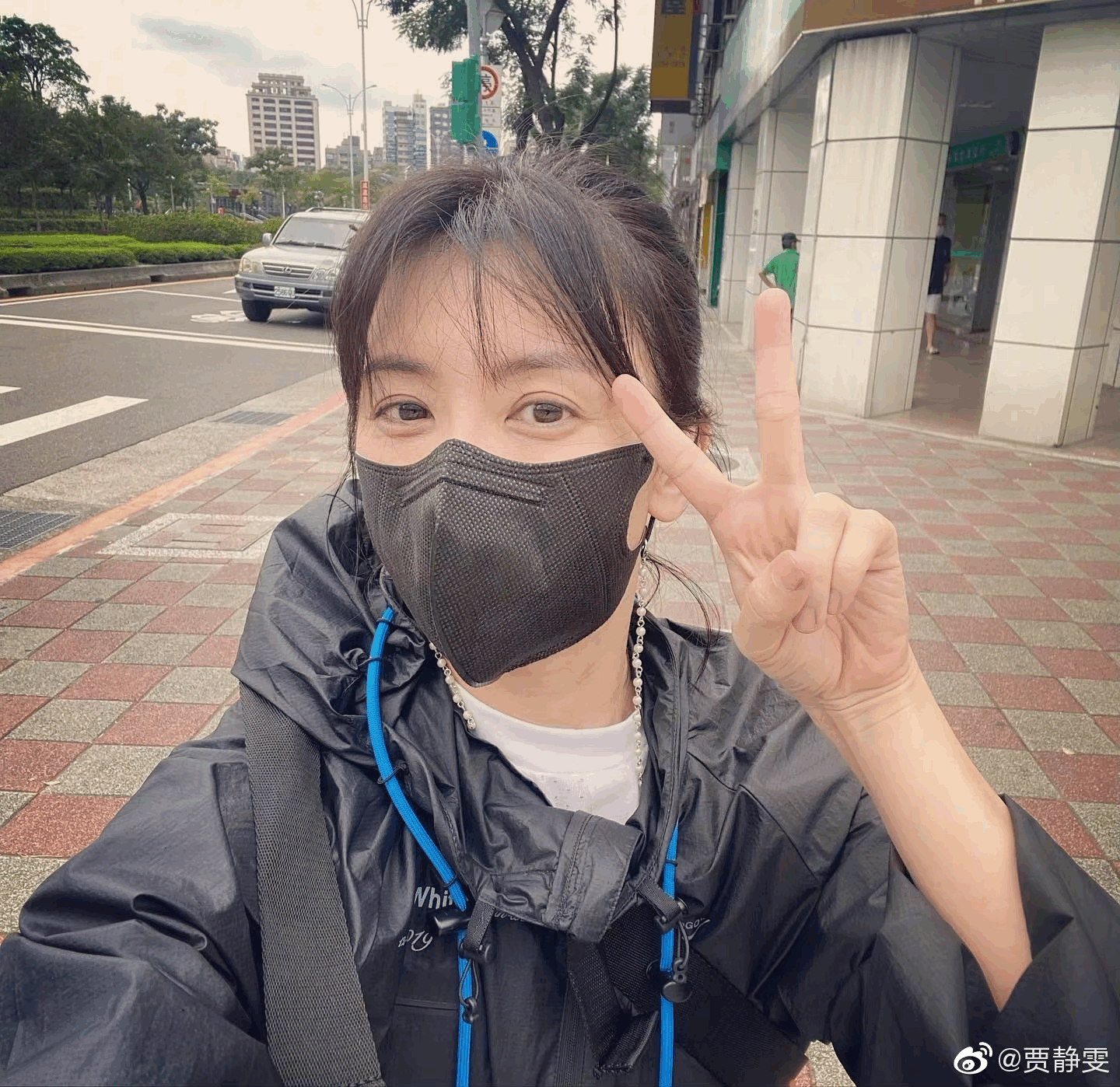 贾静雯分享素颜骑车照 对镜比耶状态超好