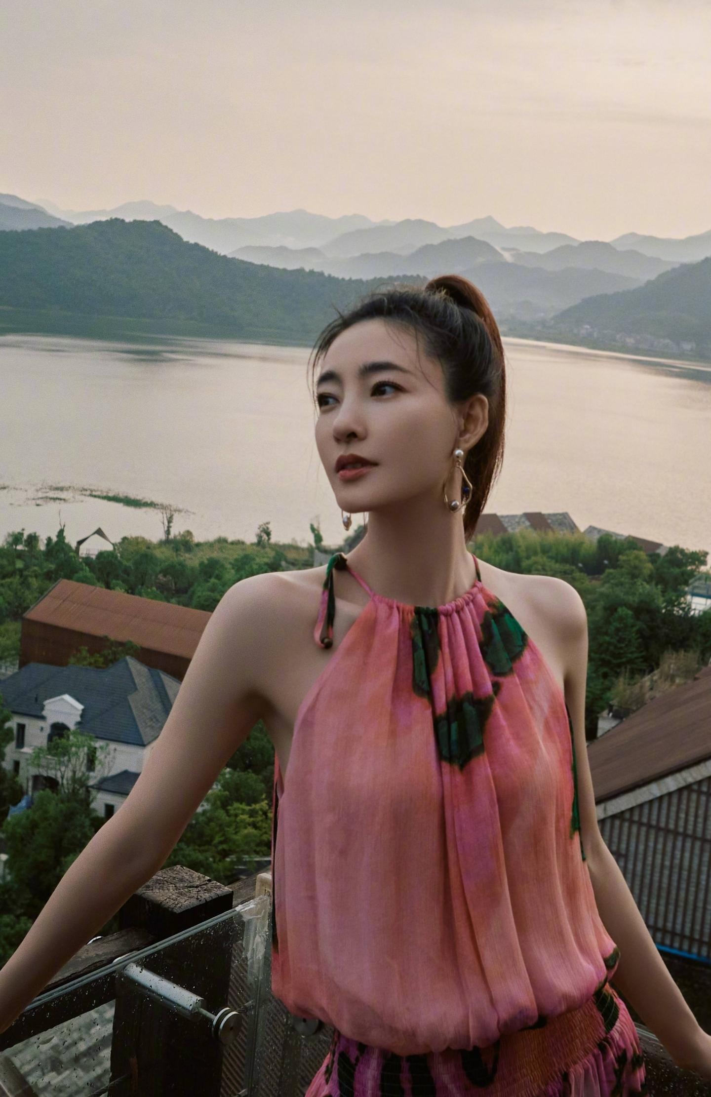 知名女演员王丽坤被曝大瓜,受害人公开喊话,请求她主动退还赃款