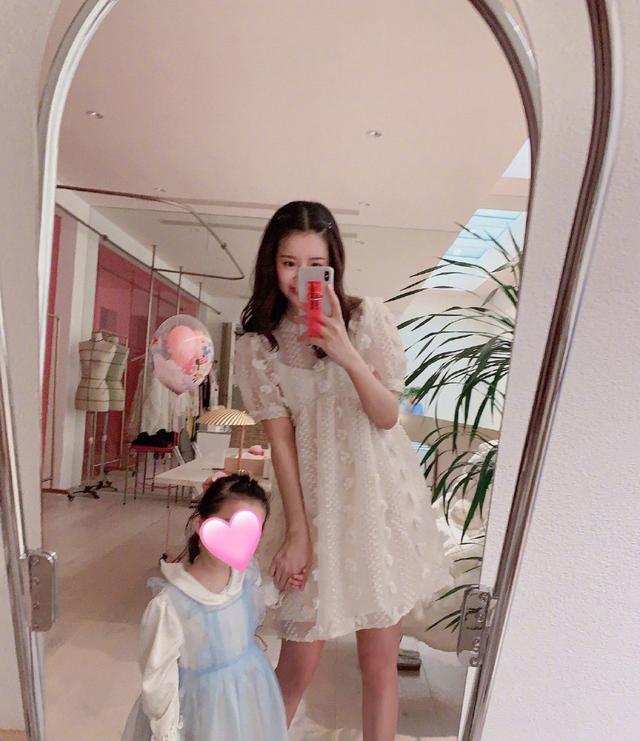 陈赫首晒大女儿露脸照,五官很精致,特别可爱
