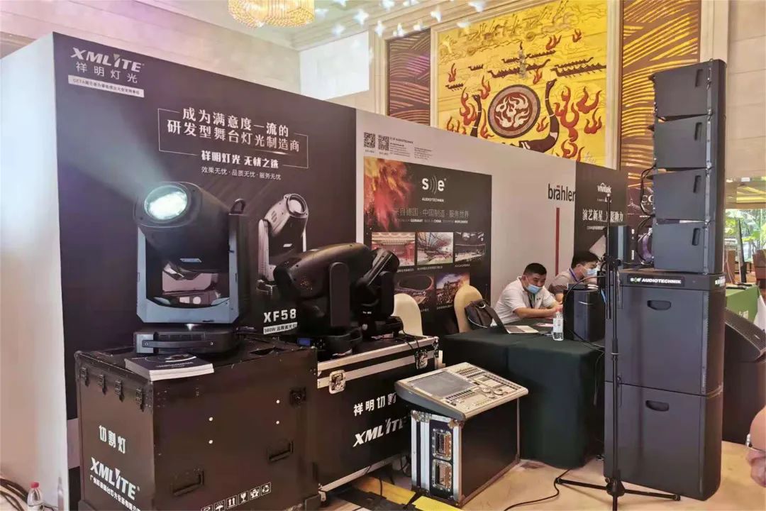 会场内外, 39家企业搭台进行产品展示,吸引众多观众体验,交流.