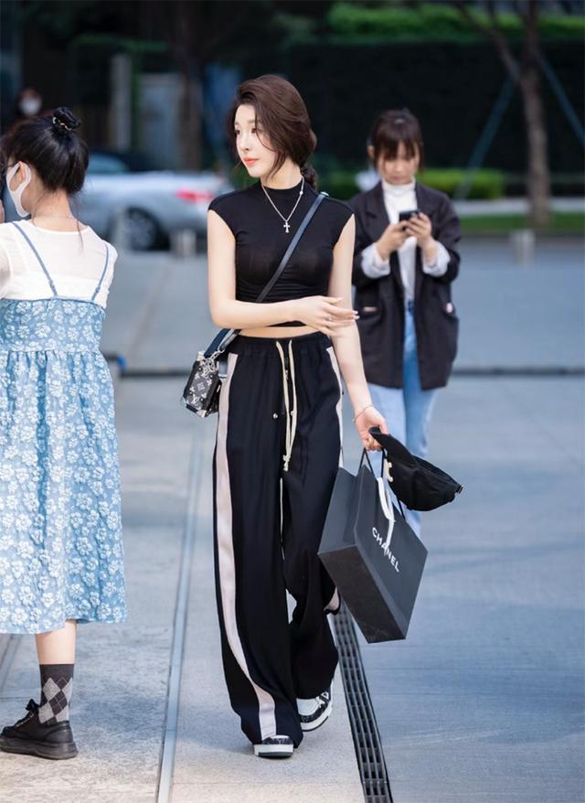 看完"深圳女生"打扮,我才相信:多穿黑色,上紧下松摩登时髦
