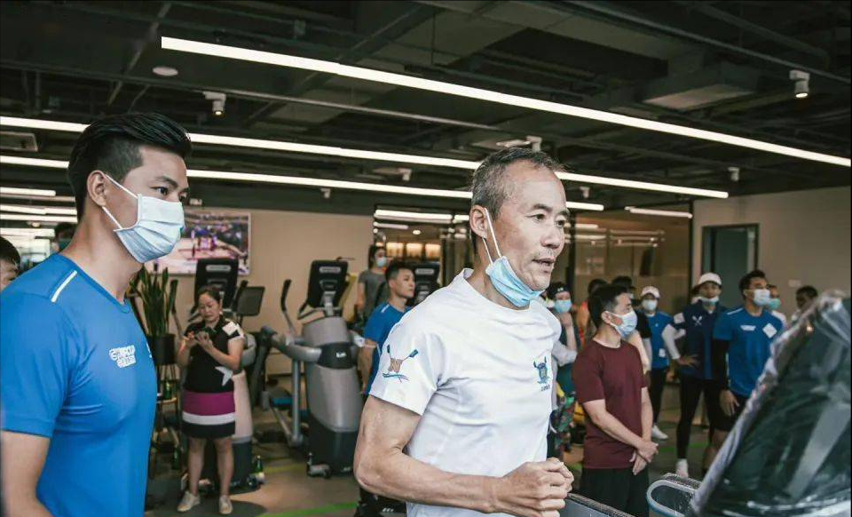 71岁王石疯狂锻炼,游泳健身还攀爬珠峰,只为以后陪着女儿出嫁