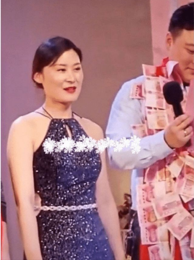 徽州宴老板娘的正脸曝光,网友感慨:怪不得徽州宴老板舍不得她!