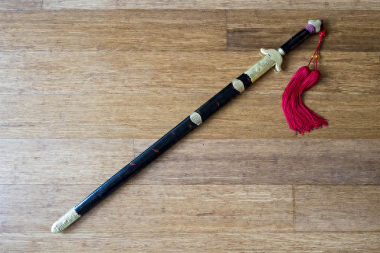 展昭看着包恒坚决地拒绝自己的剑,心中也十分感动和矛盾.