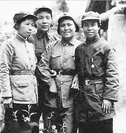 回顾我军一女排长能和许世友切磋武功拿盆切磋酒量她是谁