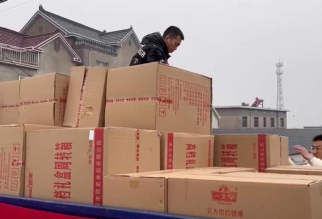 知名网红胜仔回农村老家慰问,礼品堆积成山,家乡还特意开会欢迎