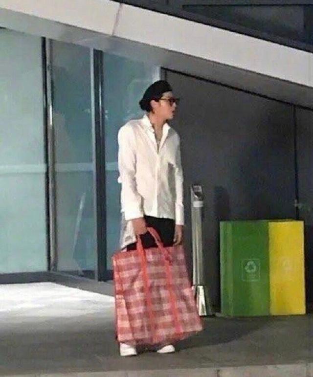 八卦吃瓜:吴亦凡新节目路透照,长得帅的人就算拿着编织袋也帅气