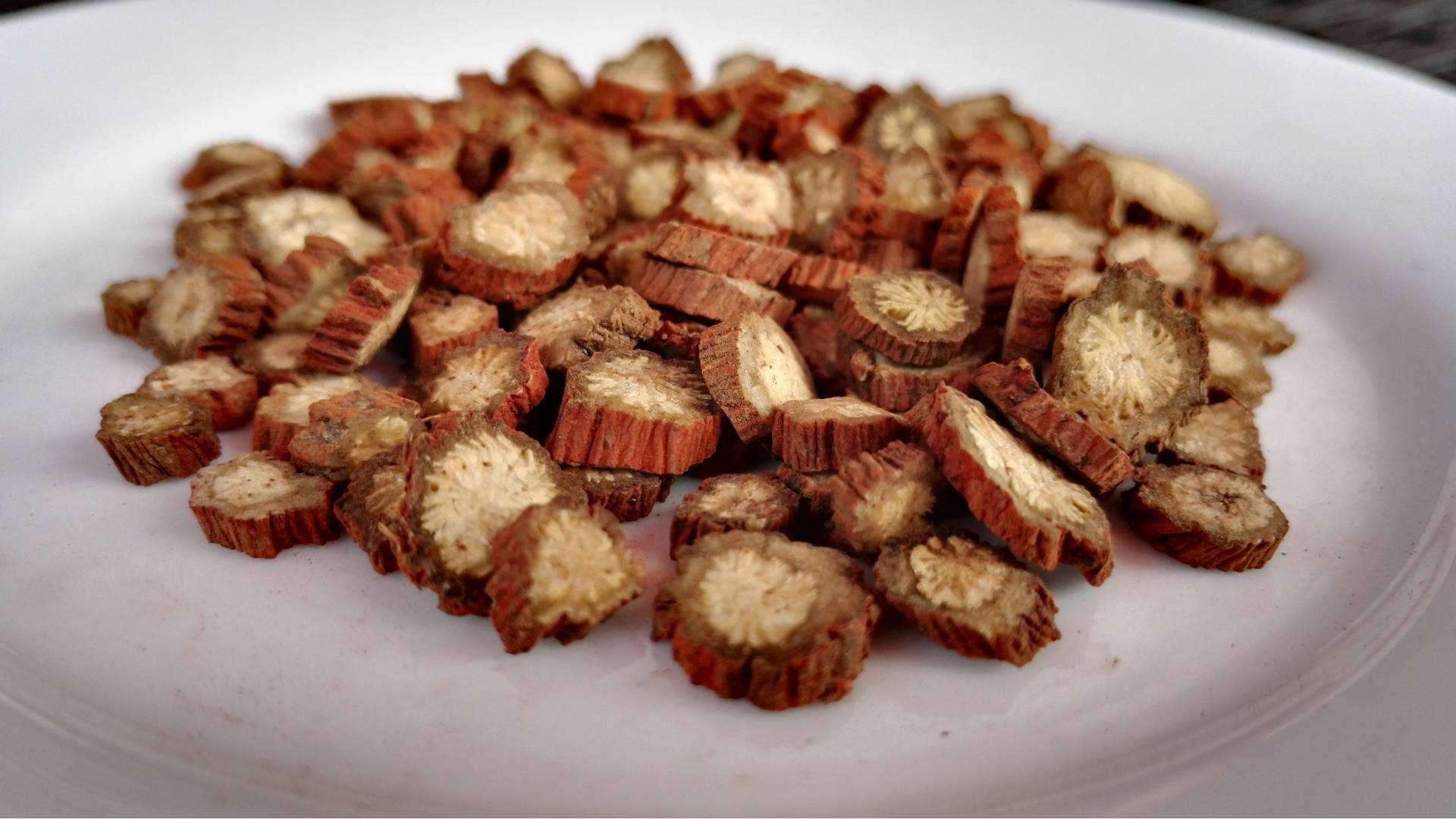 丹参和三七都能通血管,哪个更好?能长期服用吗?医生告诉你真相