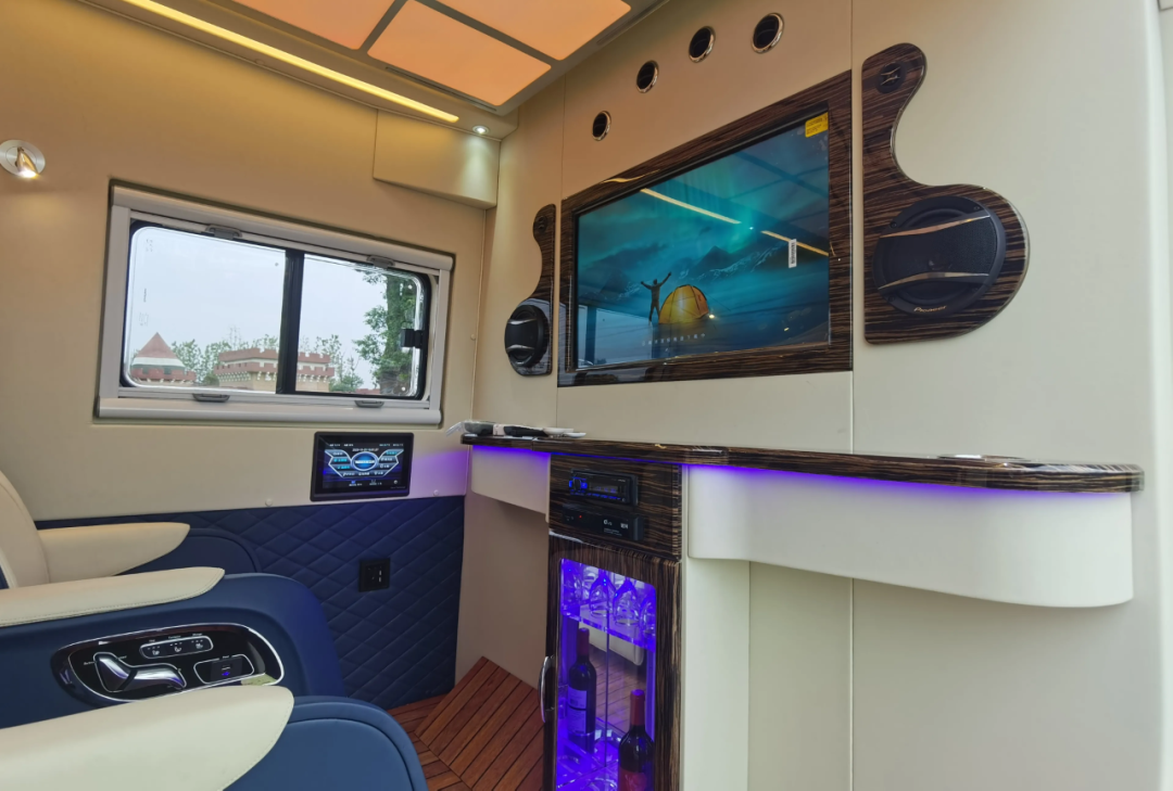 v90底盘打造个性十足b型房车,4把航空座椅,ktv系统是亮点