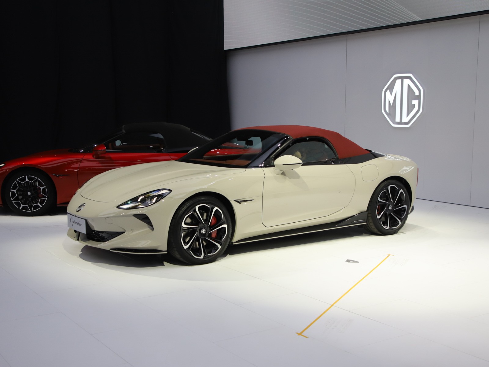 2023广州车展:国产首款敞篷超跑亮相!31.98万外观酷似保时捷911