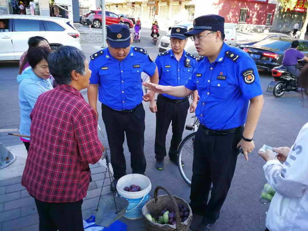 城管来了,老板丢下摊子就跑,顾客茫然,淡定吃饭引人围观