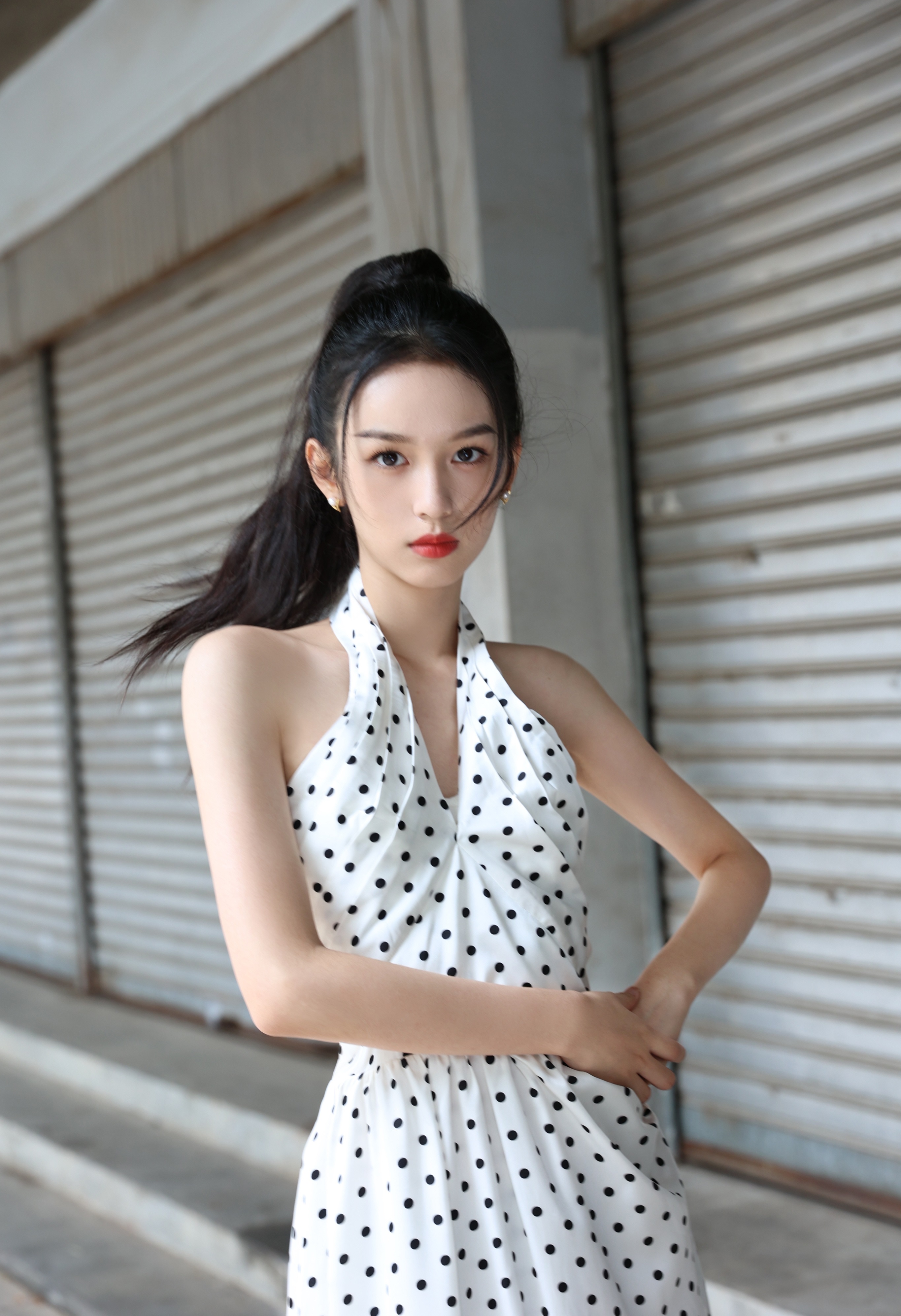 周也穿上斑点裙,清纯有妖气,呈现迷人魅力!