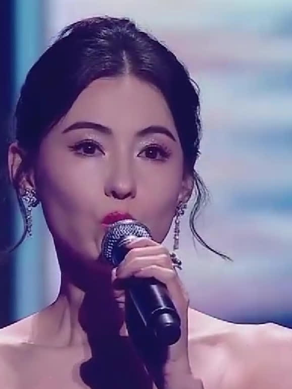 张柏芝大湾区音乐会惊艳演唱《星语心愿》,状态依旧完美