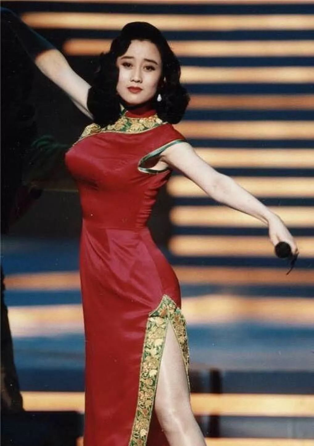 李连杰晒妻子近照,61岁利智衰老似奶奶,62岁黄秋燕依旧美艳动人