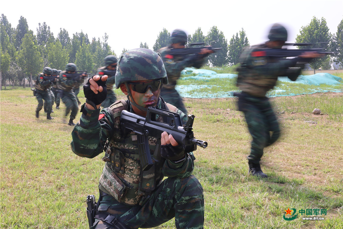 直擊武警特戰小隊搭乘直升機融合訓練現場