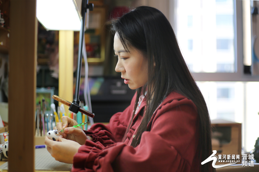 晋城90后"巧手姐姐"制作黏土版"冰墩墩"!