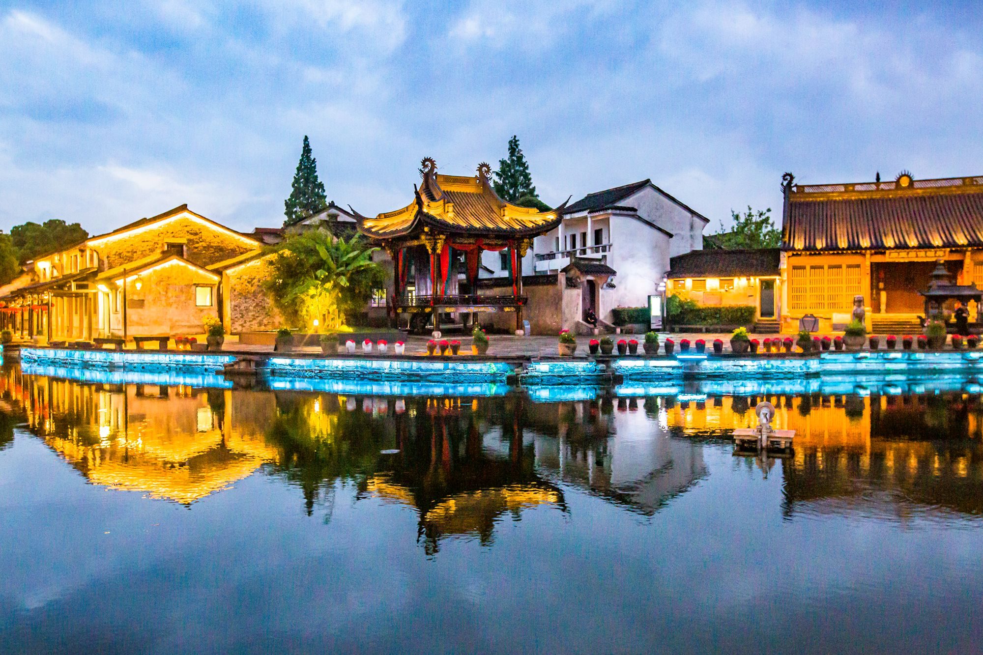 浙江绍兴有一座黄酒小镇,小桥流水,黛瓦人家,充满了江南风情