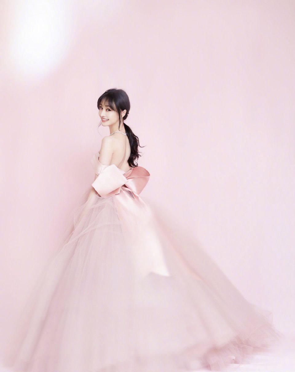 郑爽粉色蝴蝶结蓬蓬裙出席活动,尽显优雅的她,是童话公主没错