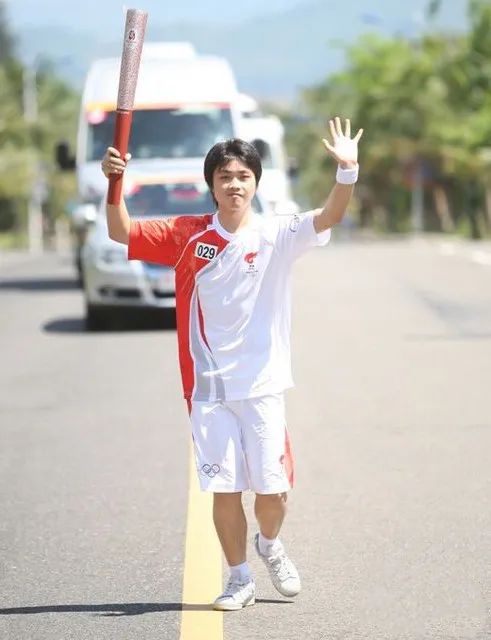 2008年,李晓峰作为火炬手参加了北京奥运会的圣火传递活动.