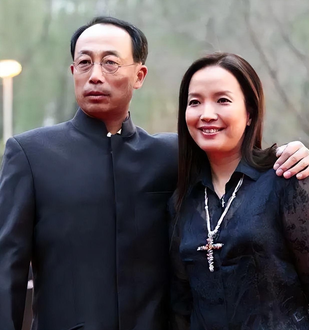 59岁吕丽萍素颜出镜,精神饱满又变化大,与老公孙海英感情稳定!