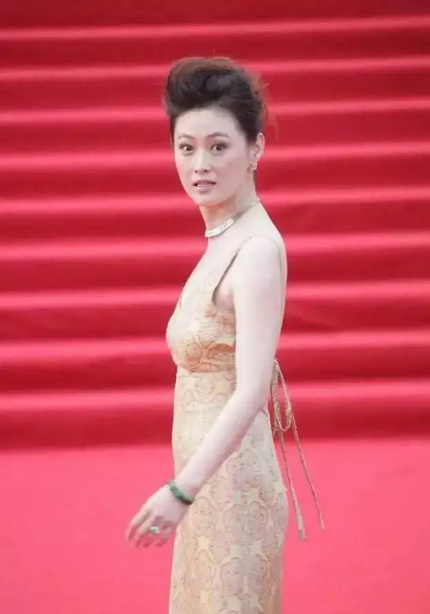 "最美潘金莲"王思懿,一袭裸色长裙温柔端庄,性感妩媚不输当年