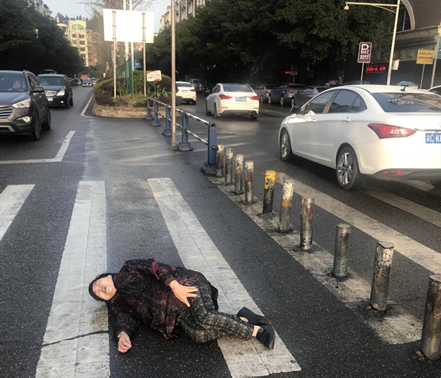 13年,四川9岁男孩扶老奶奶,老人却说是被男孩撞到的,结果如何