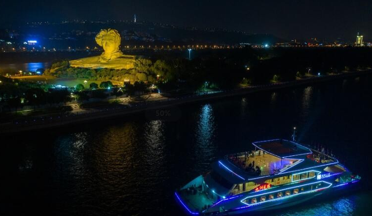 夜晚的橘子洲和长沙夜景,绝对是yyds.点这里,即可购买【湘江夜游】