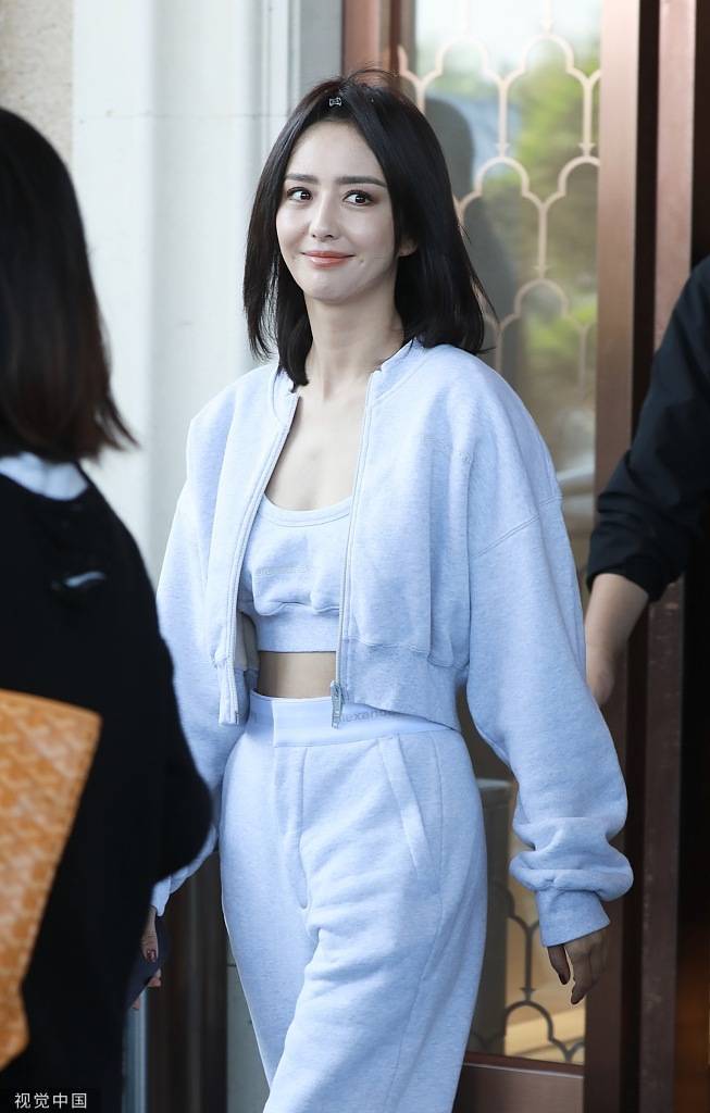 佟丽娅《舞蹈生》路透曝光,穿露脐套装清新减龄,皮肤白皙超吸睛