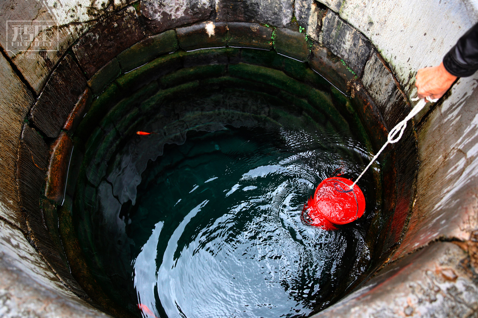 知青往事|水(但对于女生来说,担水一直是一件让她们头痛的事情)