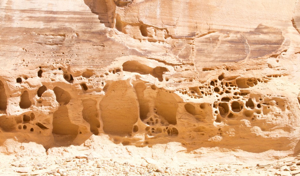 风蚀会导致土地沙质荒漠化,尘源物质重量小易被吹起,形成沙尘暴
