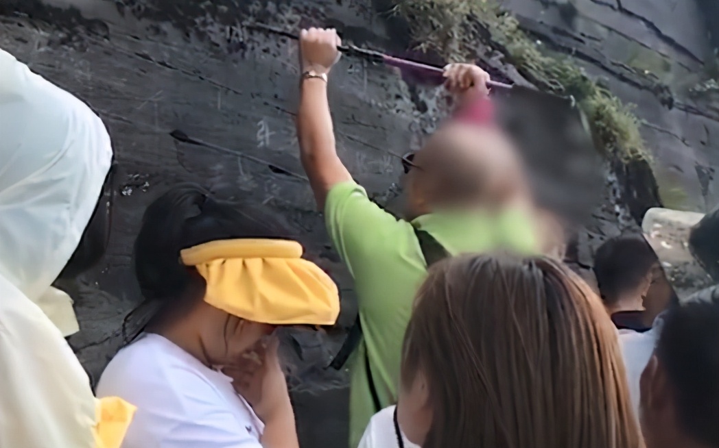 贵州一游客在5a景区梵净山石壁刻字,面对指责竟不以为然