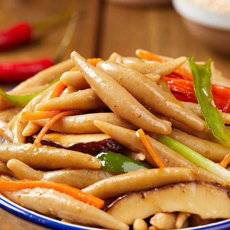 莜面鱼鱼则是以莜面为主要原料,通过独特的制作工艺,呈现出形似秀鱼