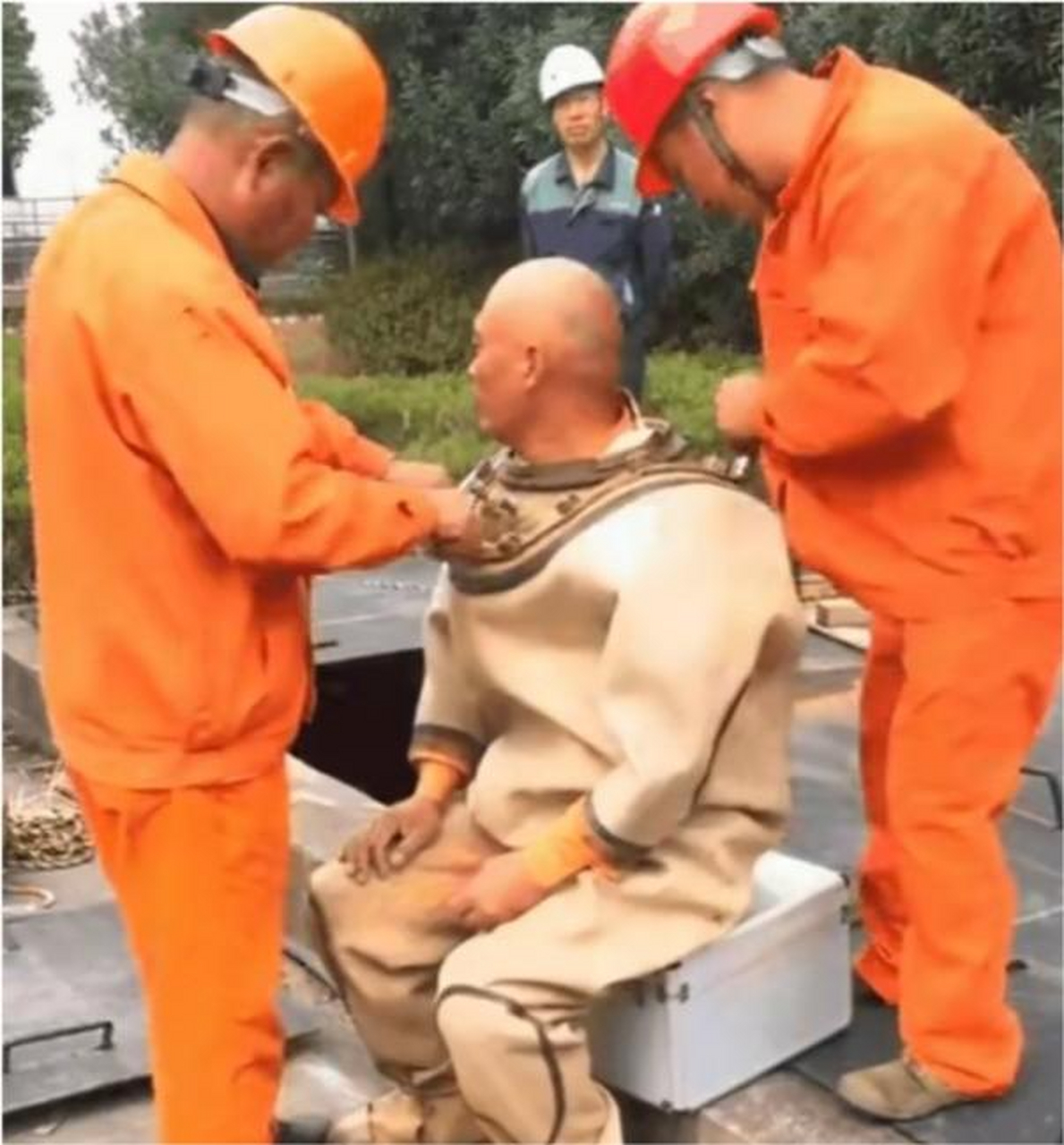 从业经验丰富的"工地水鬼"李师傅,听到客户要求潜到66米深处打捞钻头