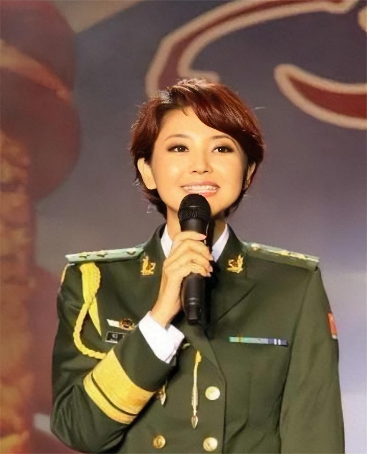 回顾主持人方琼与大8岁领导闪婚婚后分居多年她过得幸福吗